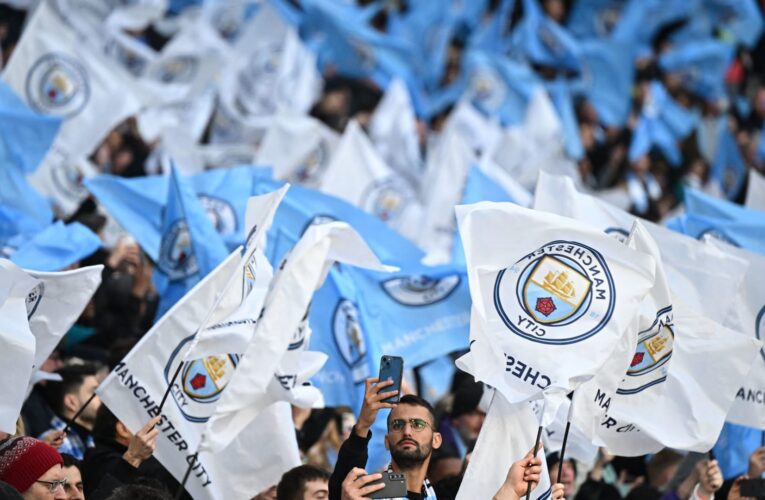 وفاة مشجع لمانشستر سيتي على هامش مباراة في الدوري الإنجليزي.. والنادي يعلق