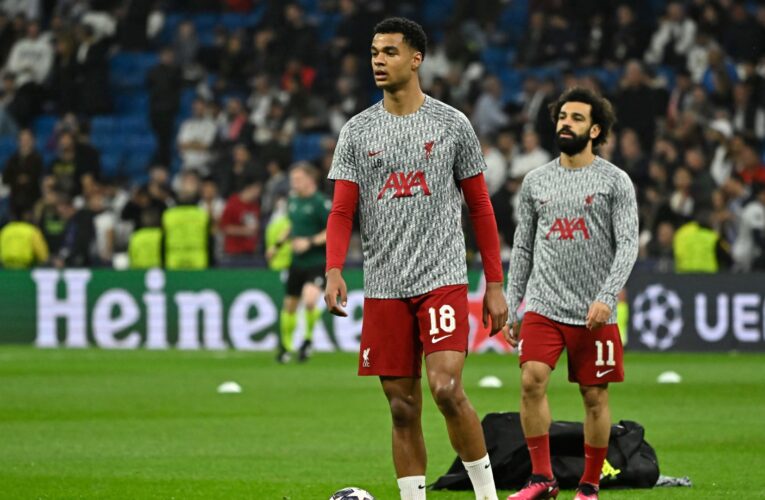 يساعدهم بهذه الطريقة.. غاكبو يكشف دور محمد صلاح في تألق لاعبي ليفربول