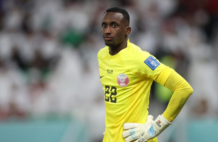 لقطة بين حارس مرمى منتخب قطر وحكم عراقي في خليجي 26 تثير جدلاً.. هذا ما حدث بينهما