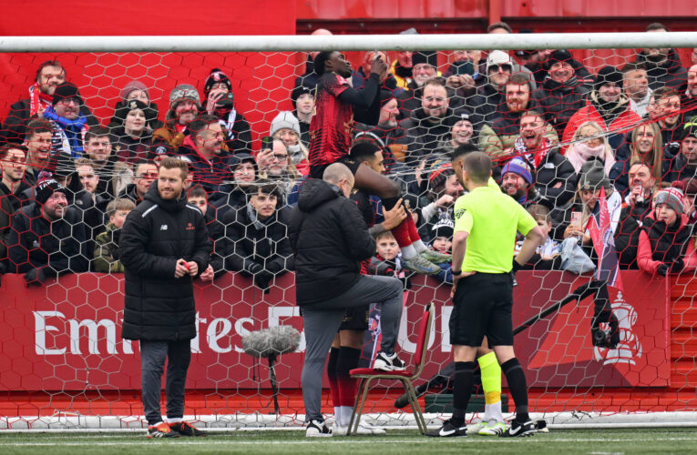 حادثة “غريبة” تتسبب بتأجيل انطلاق مباراة في كأس الاتحاد الإنجليزي