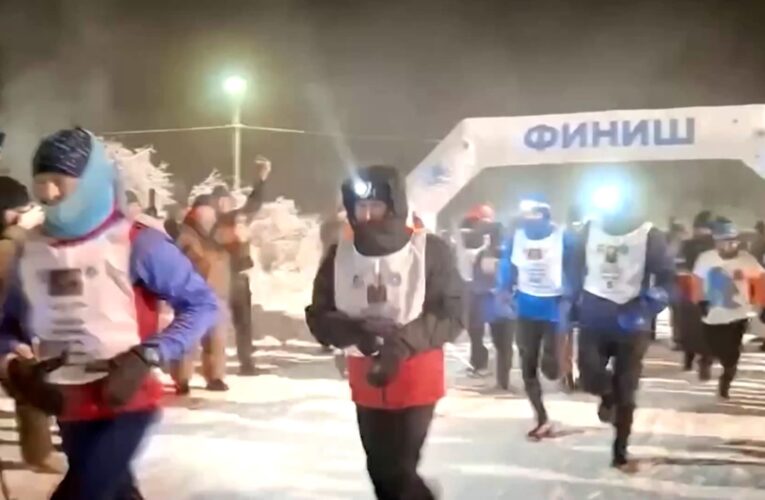 متسابقو ماراثون يتنافسون بالركض في درجة حرارة 50 تحت الصفر في روسيا.. كيف وصفوا شعورهم؟