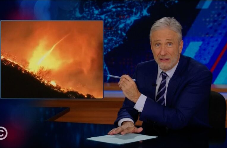 الكوميدي جون ستيوارت يسخر من الجمهوريين لمطالبتهم بشروط لإغاثة لوس أنجلوس من الحرائق