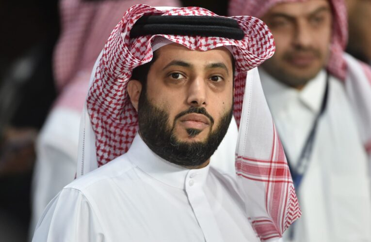 بصورة على فيسبوك.. تركي آل الشيخ يثير تفاعلا وتكهنات حول محمد صلاح بقميص نادي الهلال