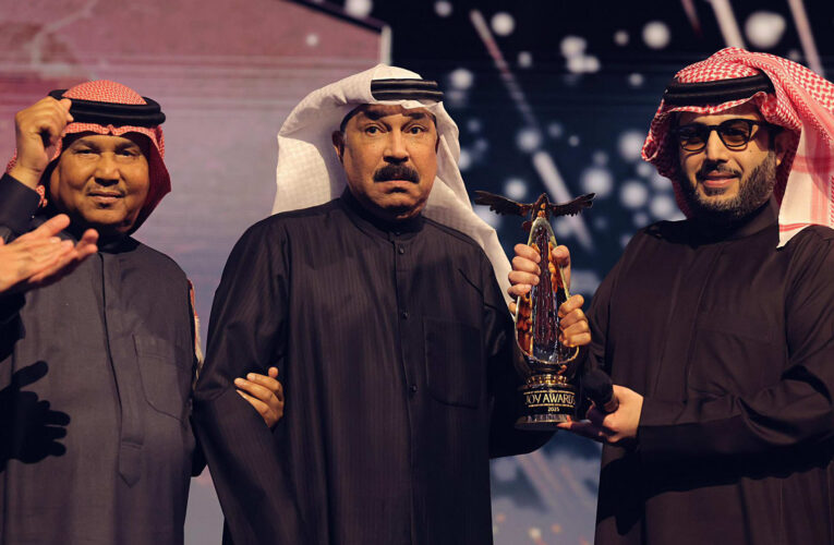 عبدالله الرويشد.. لحظات مؤثره من تكريمه في “Joy Awards” بالرياض