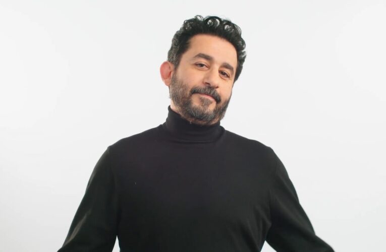 أحمد حلمي يروج لـ”بني آدم” في الرياض.. ولقاء طريف مع مارتن لورانس