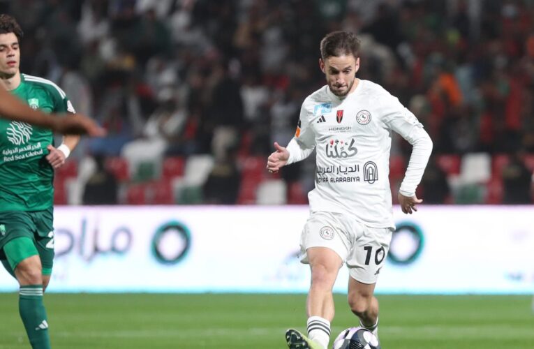 موقف “طريف” بين لاعب الأهلي ونظيره في الاتفاق خلال مباراة بالدوري السعودي