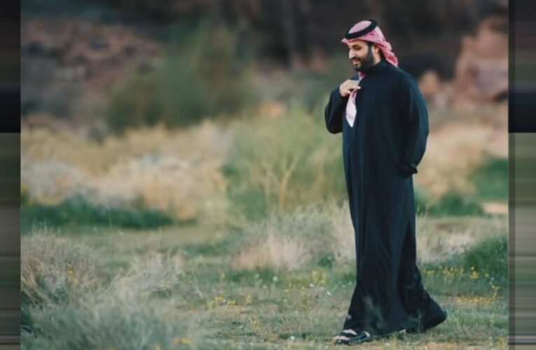 إطلالة محمد بن سلمان بثوب أسود على أرض ربيعية تثير تفاعلا