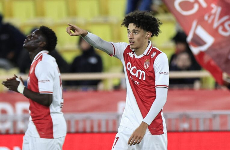 أدهش زملاءه.. لاعب موناكو الفرنسي يسجّل واحداً من أروع أهداف كرة القدم