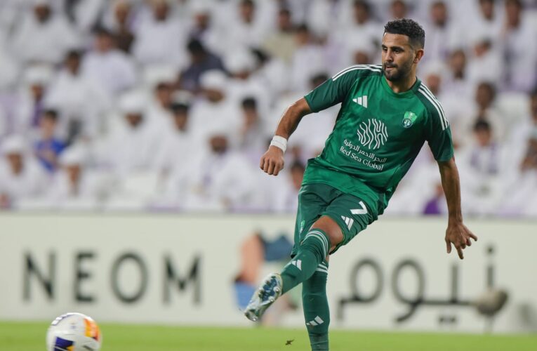 لقطة لرياض محرز من مباراة في الدوري السعودي تشعل تفاعلاً