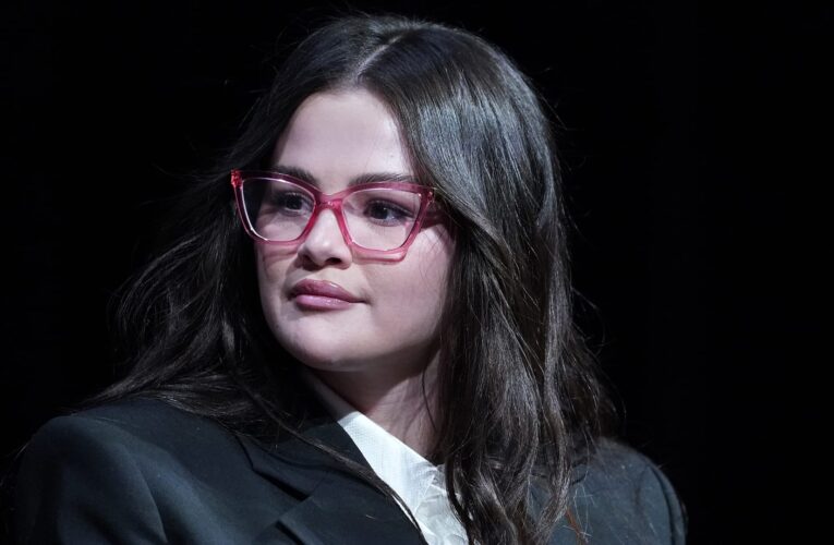 “كل أفراد عائلتي يتعرضون للهجوم”.. سيلينا غوميز تبكي في فيديو محذوف بسبب عمليات تفتيش الهجرة في أمريكا