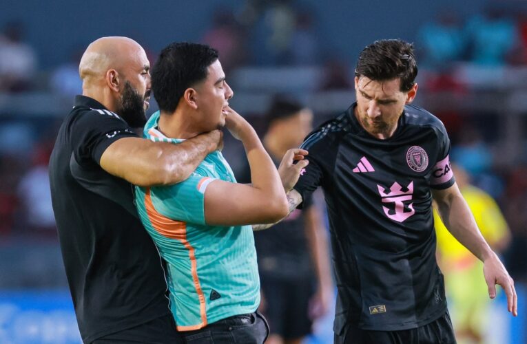 موقف “محرج” للحارس الشخصي لميسي عند محاولته إبعاد مشجع عن النجم الأرجنتيني
