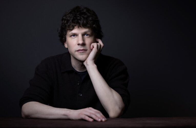 جسد شخصيته في فيلم “الشبكة الاجتماعية”.. جيسي أيزنبرغ لا يريد الربط بينه وبين زوكربيرغ بعد الآن