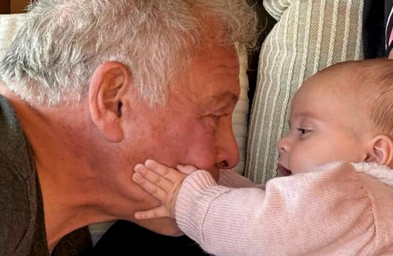 “إيمان مع الجد الغالي”.. الأمير الحسين ينشر صورة ابنته مع الملك عبدالله