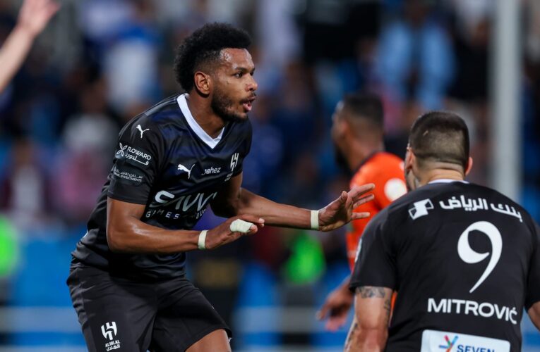بعد انتقادهم له.. هذا ما حدث بين علي البليهي وجماهير الهلال خلال مباراة ضمك
