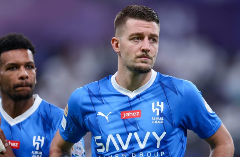السعودية.. لقطة بين سافيتش وزميله في الهلال بمباراة ضمك تثير جدلاً
