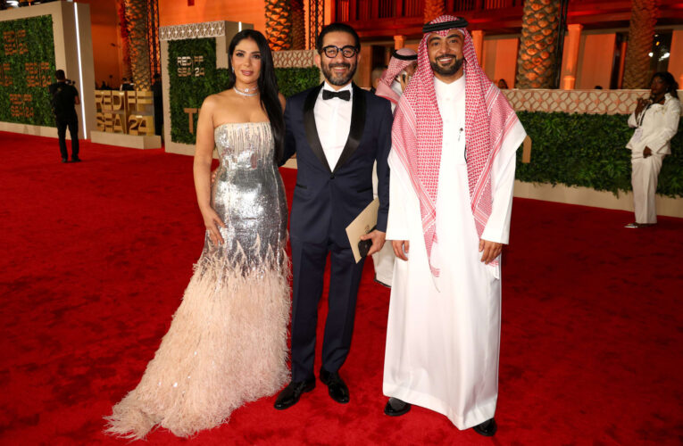 “مصري وصف أول؟”.. نجيب ساويرس يرد على جدل فيديو لأحمد حلمي بالسعودية وسط تفاعل