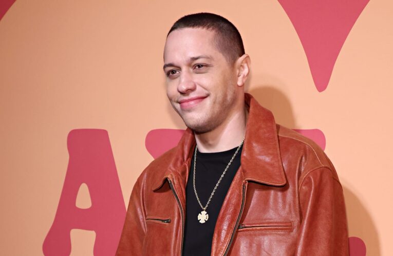 وصف عملية الإزالة بـ “المروعة”.. بيت ديفيدسون يظهر بجسدٍ خالٍ من الوشوم