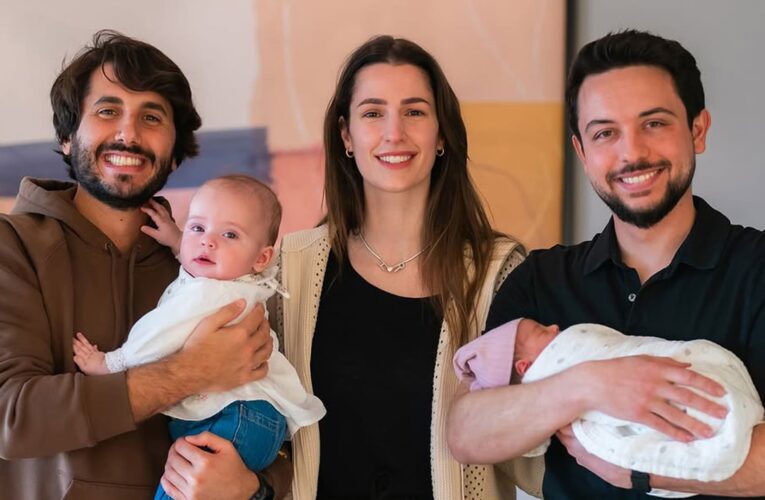 بصورة عائلية دافئة.. ولي عهد الأردن وزوجته يباركان للأميرة إيمان بولادة طفلتها أمينة