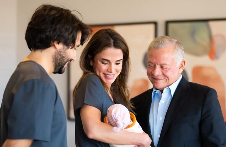 “أمينة الغالية وسط العيلة”.. الملكة رانيا تشارك فيديو لقاء العائلة الملكية الهاشمية بحفيدتهم الجديدة