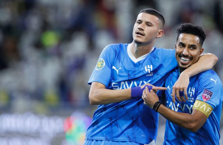 تفاعل مع لقطة بين سالم الدوسري وزميله عبد الله الحمدان خلال مباراة الهلال والوصل