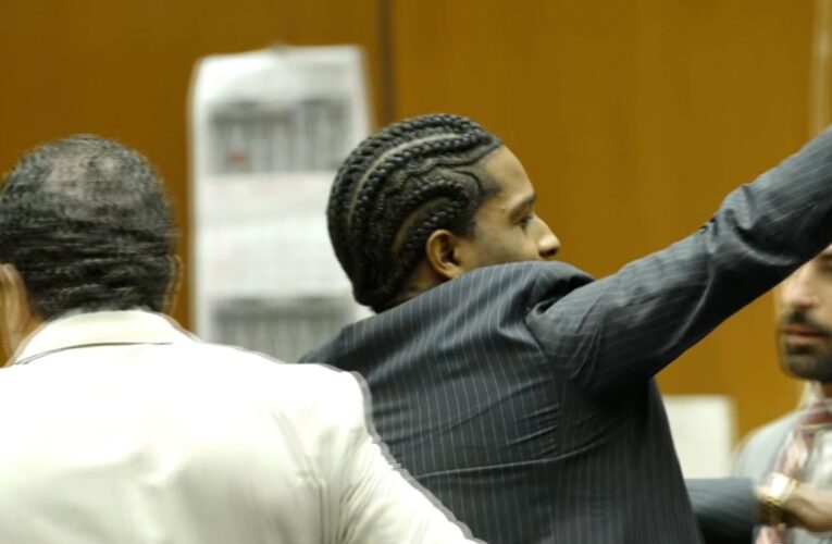 شاهد كيف تخطى آيساب روكي مقاعد المحكمة لعناق ريانا لحظة الحكم ببراءته