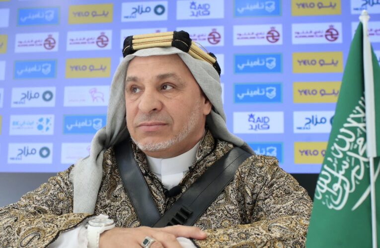 مدرب جزائري يثير تفاعلاً بعد ارتدائه الزي السعودي خلال مؤتمر صحفي