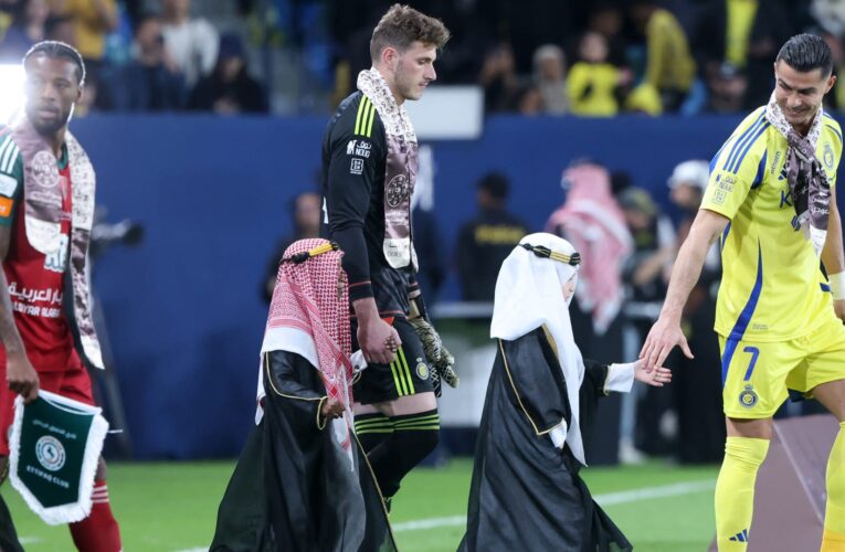 هذا ما فعله رونالدو مع أطفال يرتدون الزي السعودي احتفالاً بيوم التأسيس