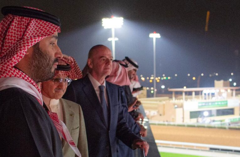 السعودية.. الوليد بن طلال بصورة وتعليق “سمو اخي” مع ولي العهد محمد بن سلمان