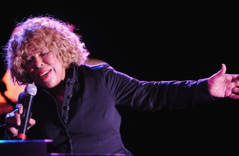 قاومت الصورة النمطية وعبرت عن قضايا معقدة.. وفاة المغنية الأمريكية روبرتا فلاك عن عمر 88 عاما