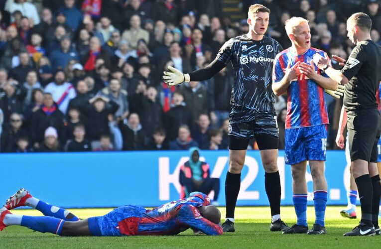 إصابة بثت الذعر.. حارس يركل مهاجم فريق المنافس على رأسه خلال مباراة في إنجلترا