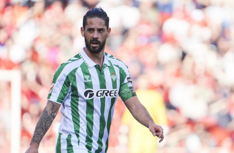 لقطة جدلية لإيسكو خلال مباراة ريال بيتيس وريال مدريد