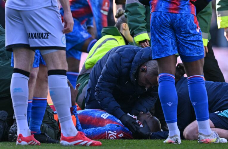 25 غرزة في أذنه.. نادي كريستال بالاس يعلن خروج لاعبه من المستشفى بعد تعرضه لإصابة مروعة