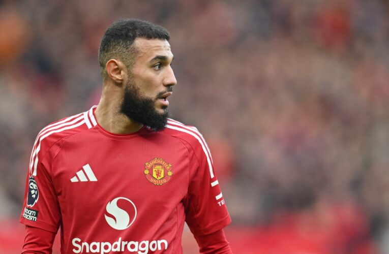 تداول لقطات للحظة كسر نصير مزراوي صيامه في مباراة مانشستر يونايتد وفولهام