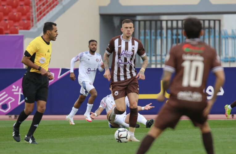 طرحه أرضًا.. معاقبة حارس مرمى بعد اعتدائه على حكم بالدوري السعودي