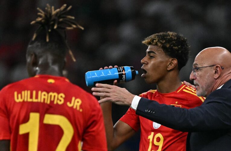 “تريدون قتله”.. مدرب منتخب إسبانيا يطلب عدم انتقاد لامين يامال