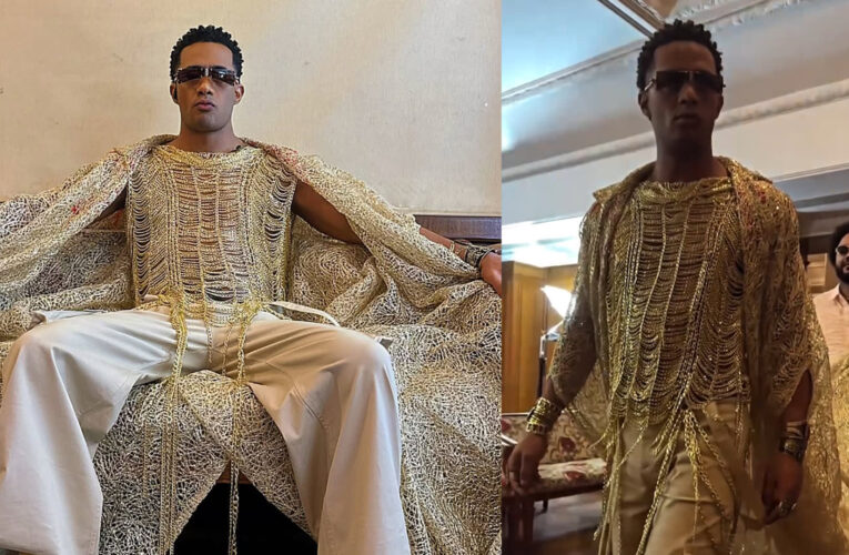 محمد رمضان في رداء من الذهب “عيار 21”