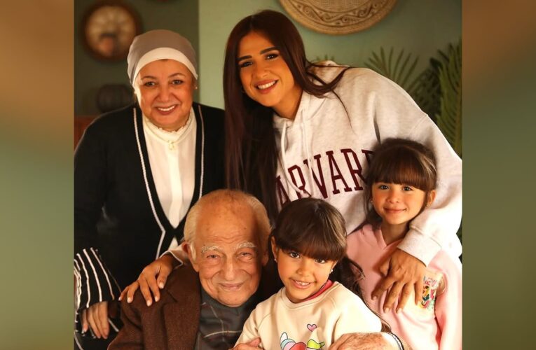 وتقابل حبيب”.. هل ابنة ياسمين عبدالعزيز في المسلسل تشبهها في طفولتها؟