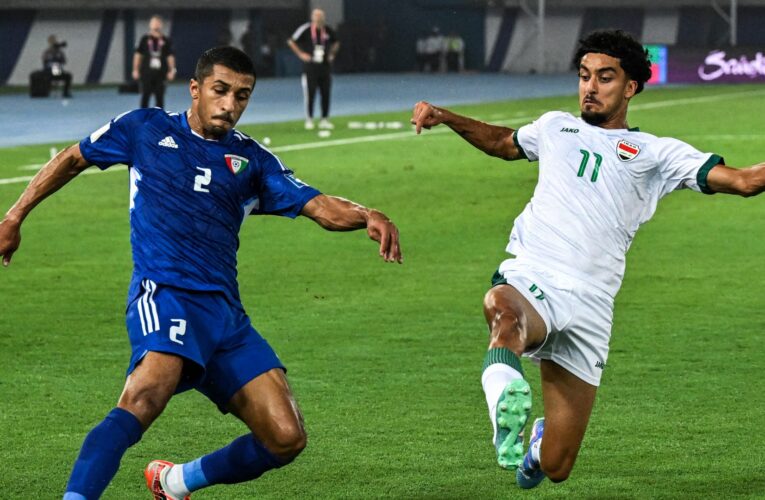 مشادّة بين العراقي زيدان إقبال ولاعبي المنتخب الكويتي.. ما سببها؟