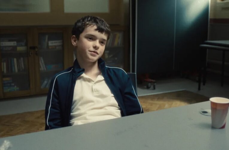 المراهقون في أزمة.. منتجو مسلسل “المراهقة” على نتفليكس يطالبون الكبار بالاهتمام