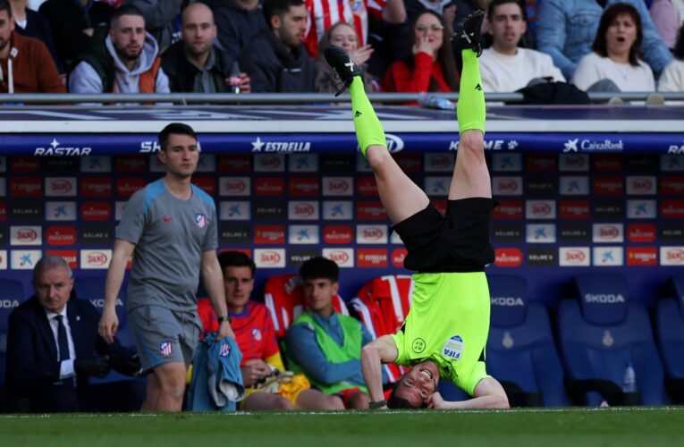موقف “محرج” لحكم مباراة أتلتيكو مدريد وإسبانيول.. هذا ما حدث معه
