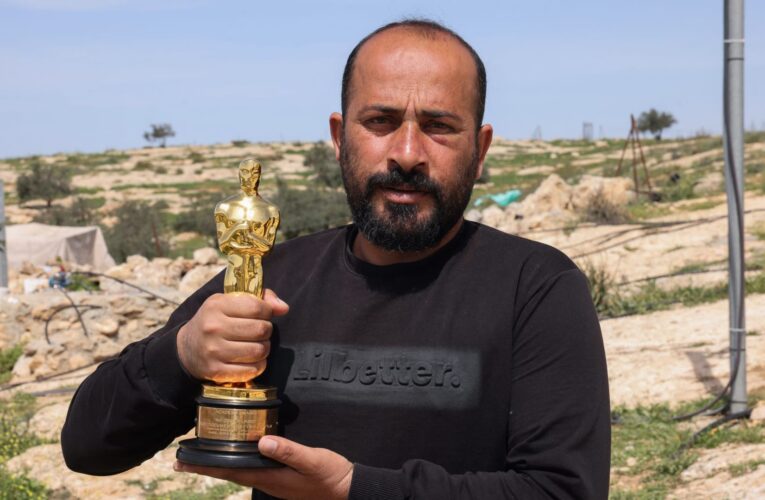 بعد انتقادات من الأعضاء.. الأكاديمية تعتذر للمخرج الفلسطيني الحائز على الأوسكار بلال حمدان
