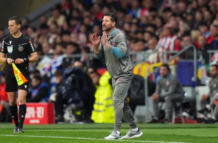 موقف “محرج” لسيميوني خلال مباراة أتلتيكو مدريد وبرشلونة.. هذا ما حدث معه