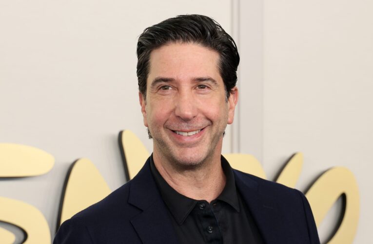 لم يكن يتمتع بأي خصوصية على الإطلاق.. ديفيد شويمر يتحدث عن صراعه مع الشهرة وسبب عدم تقبّله للحن مسلسل “فريندز”