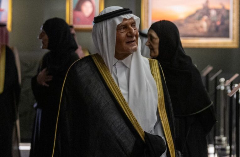 السعودية.. فيديو “لعب” تركي الفيصل على أغنية في ليلة خالد الفيصل يثير تفاعلا