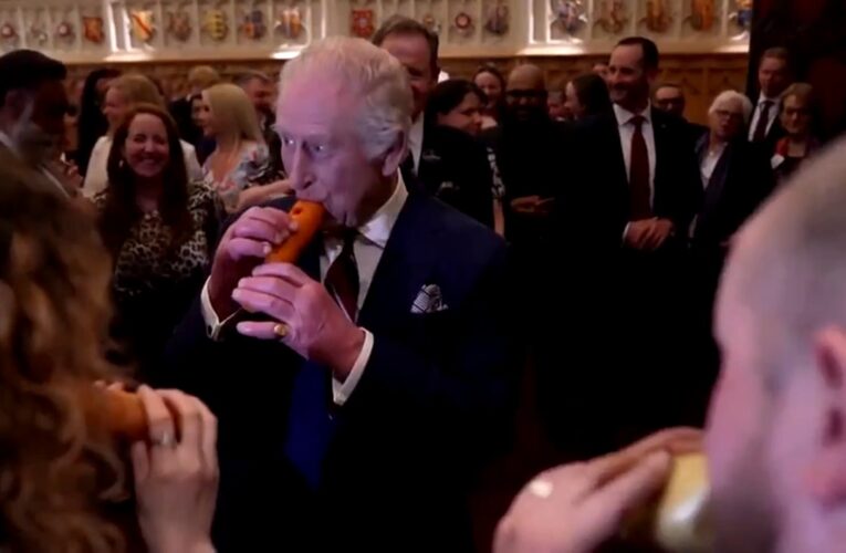 كاميرا تلتقط الملك تشارلز يعزف بـ”جزرة” أمام فرقة موسيقية