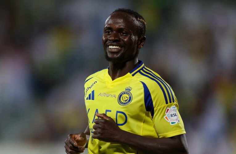 تصرف من ماني خلال مباراة النصر والهلال يشعل تفاعلاً.. ماذا فعل؟