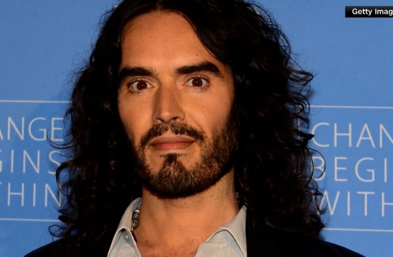 الكوميدي راسل براند يواجه تهمًا بـ”الاغتصاب والاعتداء الجنسي”.. شاهد رد فعله