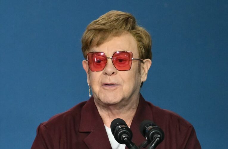 إلتون جون يعترف بفشل مسرحيته الموسيقية “Tammy Faye” في برودواي