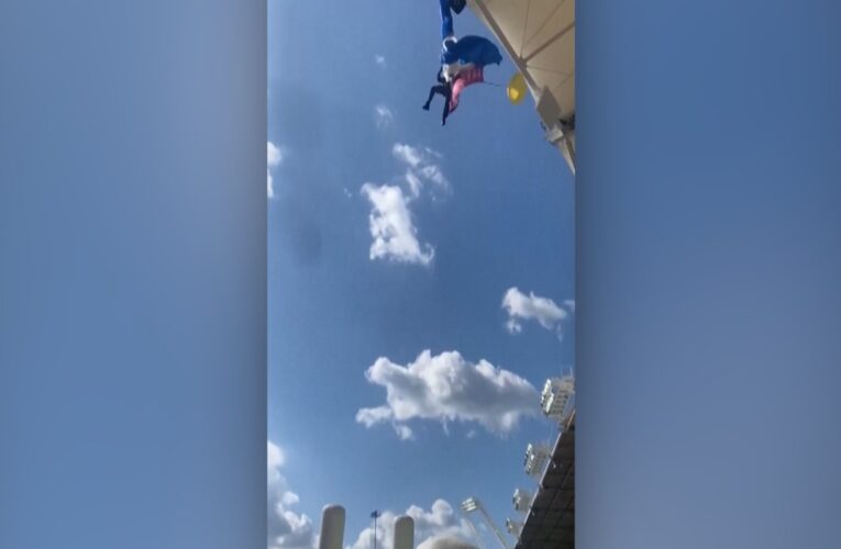 كان يحاول إيصال الكرة.. لحظة سقوط مظلي في ملعب الرغبي وارتطامه بالسقف