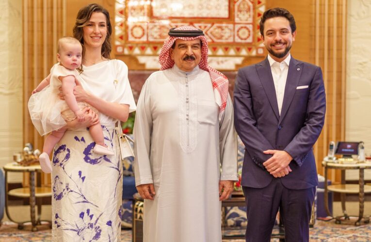 الأميرة رجوة وابنتها تلفتان الأنظار إلى جانب الأمير الحسين بضيافة ملك البحرين